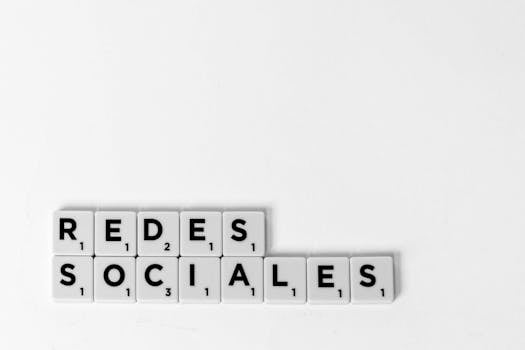 Scrabble tiles spelling 'Redes Sociales' illustrating a social media concept on a white background.